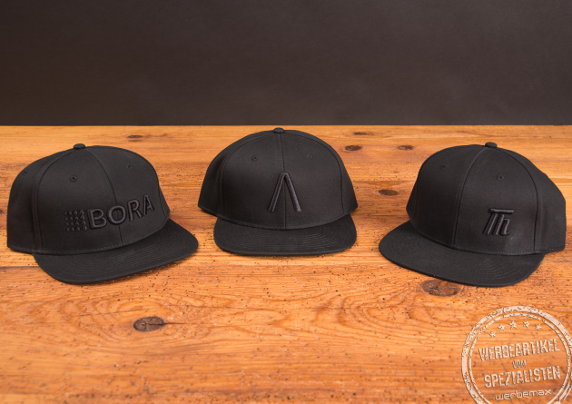 Verschiedene Modelle vom Logostick auf den trendigen Snapback-Caps als Werbegeschenk