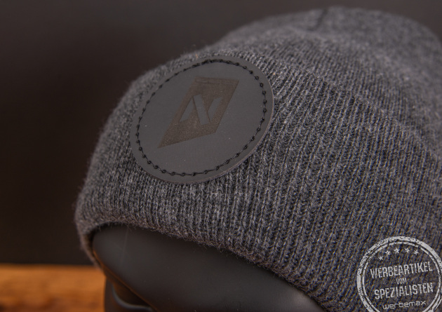 Beanie grau mit Logo runder Patch als Werbeartikel.