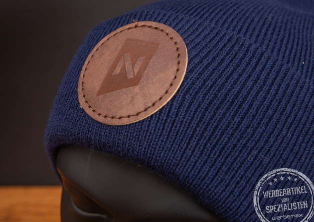 Beanie M&uuml;tze blau mit Logo runder Patch als Werbeartikel.
