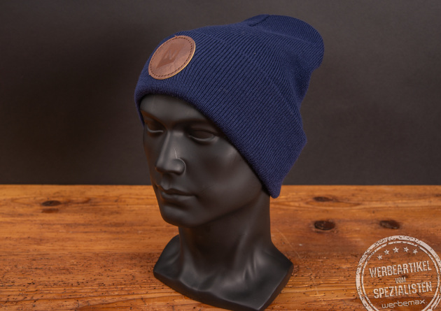 Beanie blau mit Logopatch als Werbegeschenk.
