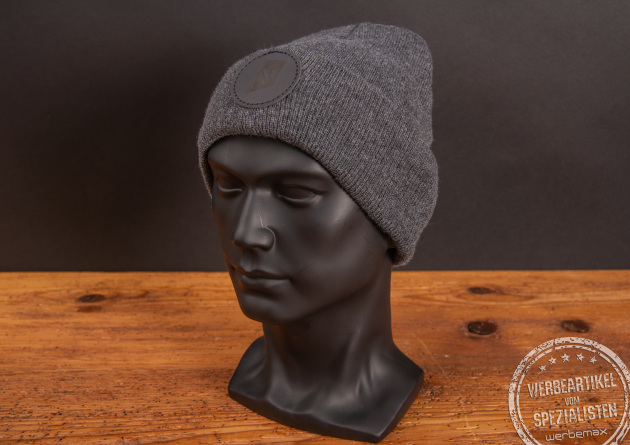 Beanie grau mit Logopatch als Werbegeschenk.