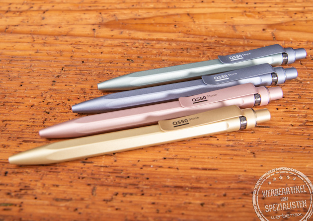 Vier metallicfarbene Prodir QS50 stone Kugelschreiber mit Logo.