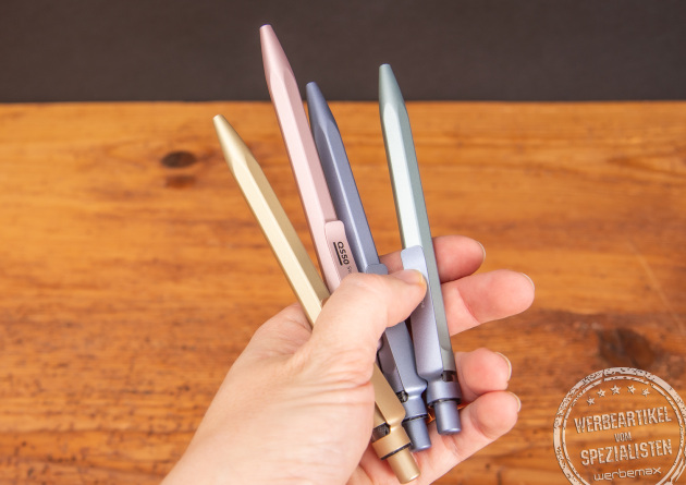 Vier Prodir QS50stone Kugelschreiber gehalten von einer Hand.