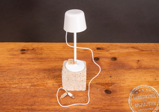 Moderne Tischlampe mit Touchfunktion. Die LED Tischlampe ist aus recyceltem Kunststoff und via USB C wiederaufladbar.