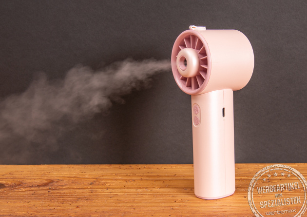 Handventilator mit Hydration in 3 schönen Farben. Hier in der Farbe rose im laufenden Zustand. Der Wassernebel sorgt für einen umgehenden Coolingeffekt. 