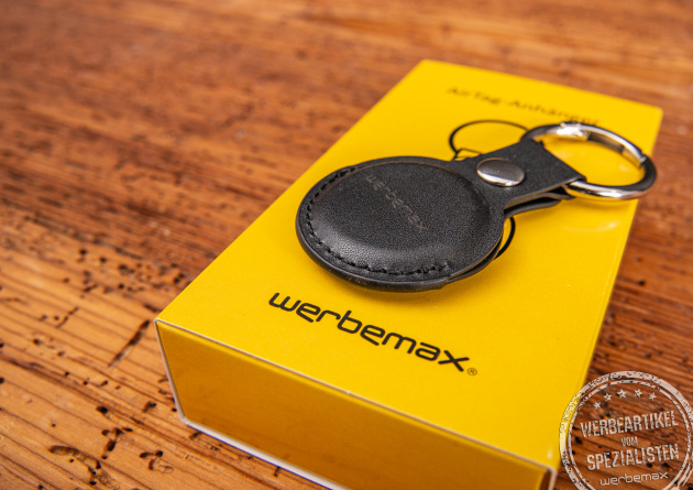 Apple Air Tag in Schwarz mit Schl&uuml;sselanh&auml;nger in einer individuellen Kartonage