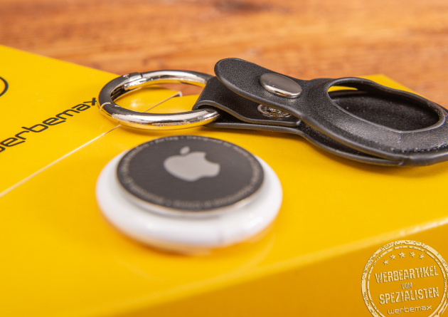Detailansicht vom Apple Airtag und der dazugehörigen Cover-Schlüsselanhänger Kombination in schwarz. 