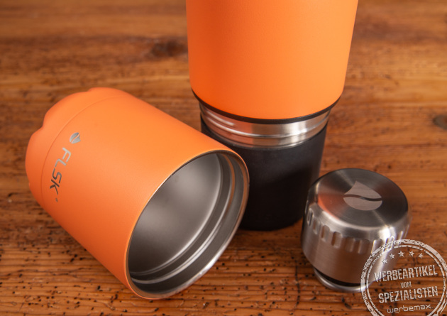 FLSK Trinkflasche mit integriertem Becher als Flaschenboden, hier in der Farbe Orange abgebildet, mit abgeschraubtem Becher