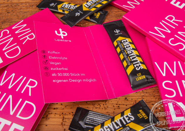 Werbekarte mit Energylytes Stick als Messeartikel und für Bewerbermarketing. 