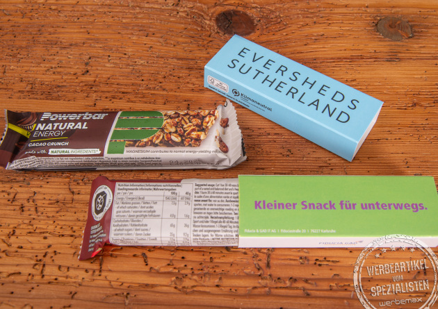 Veganer Energyriegel von Powerbar im vollflächig bedruckten Werbeschuber