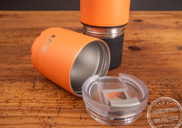 Auslaufsicherer Trinkflasche mit Becher von FLSK mit 700ml Volumen und Deckelfunktion ein super Mitarbeitergeschenk