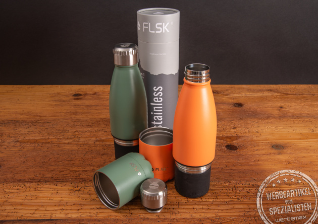 TmB von FLSK, die isolierende Trinkflasche mit Becher in grün, orange und silber. Verpackt in der Kartonröhre als hochwertiges Mitarbeitergeschenk für jung und alt. 