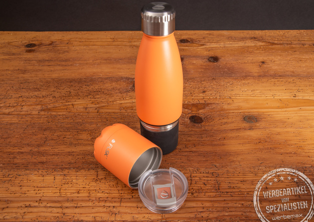 Farbenfrohe Isolierflasche von FLSK in Orange mit abnehmbaren Becher. 