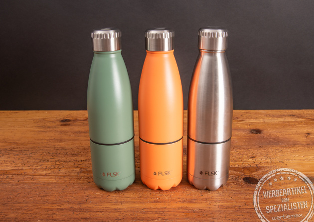 FLSK Trinkflaschen mit Becher in den Farben Gr&uuml;n, Orange und Silber als hochwertiges Mitarbeitergeschenk mit Gravur