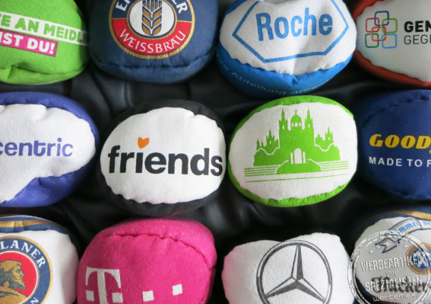 Unterschiedlich bedruckte Footbags als Streuartikel.