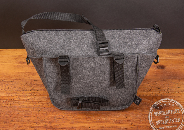 R&uuml;ckseite der Lunchbag f&uuml;r die Fahrradhalterung. Die Lenkerbefestigung f&uuml;r die K&uuml;hltasche ist das Highlight f&uuml;r Outdoorfans im Sommer.