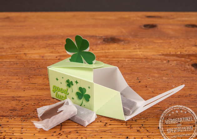 Mini Geschenkbox mit Verschlussform Kleeblatt und Schokoladenfüllung als Werbeartikel.