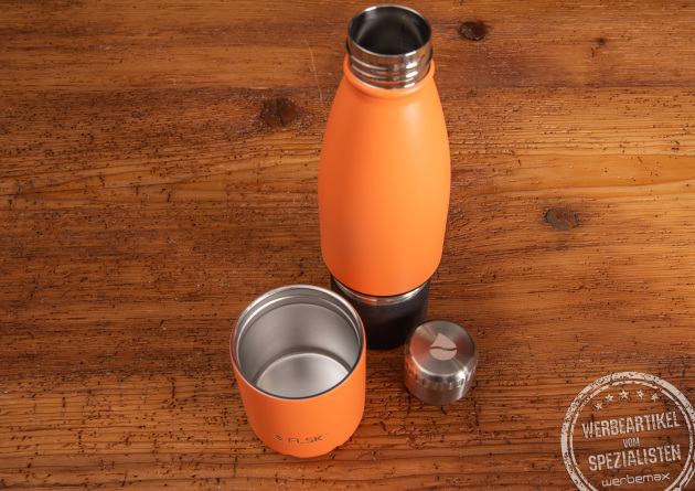 Trinkflasche mit Becher in Orange, von dem Markenhersteller FLSK mit Logogravur