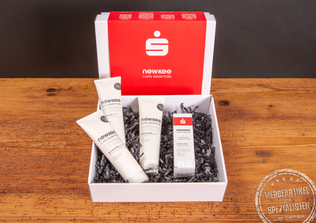 Newkee Pflegeset als hochwertiges Mitarbeitergeschenk &ndash; Pflegeprodukte in stilvoller Geschenkbox mit Logo, ideal als nachhaltiges Werbegeschenk zu Weihnachten oder f&uuml;r besondere Anl&auml;sse im Unternehmen.
