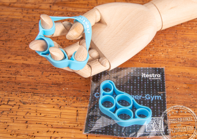Fingertrainer mit Verpackung Referenz itestra als Streuartikel.