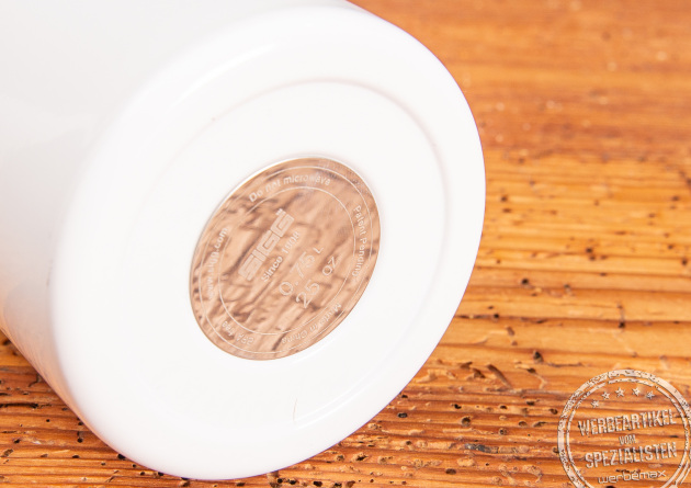 Thermosflasche Gemstone von Sigg in weiß liegend mit Ansicht der Bodenmarke