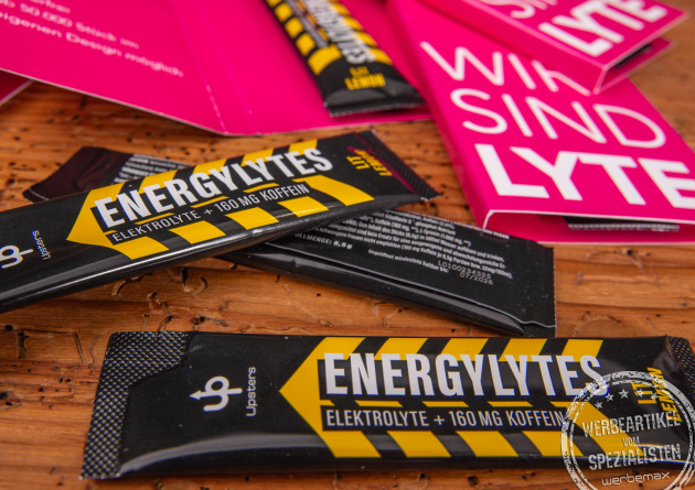 Energy Stick in der Großaufnahme. Einzeln eingeklebt in vollflächig bedruckbarer Werbe-Klappkarte als trendiger Mailingartikel. 