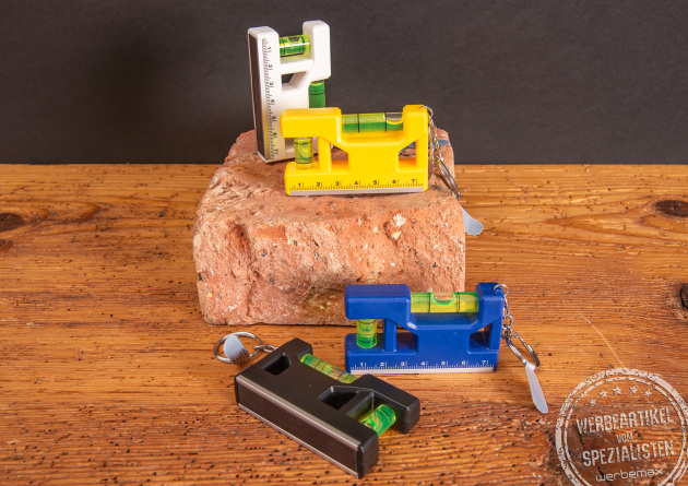 Vier bunte Mini Wasserwaagen f&uuml;r den Schl&uuml;sselbund als Werbeartikel.