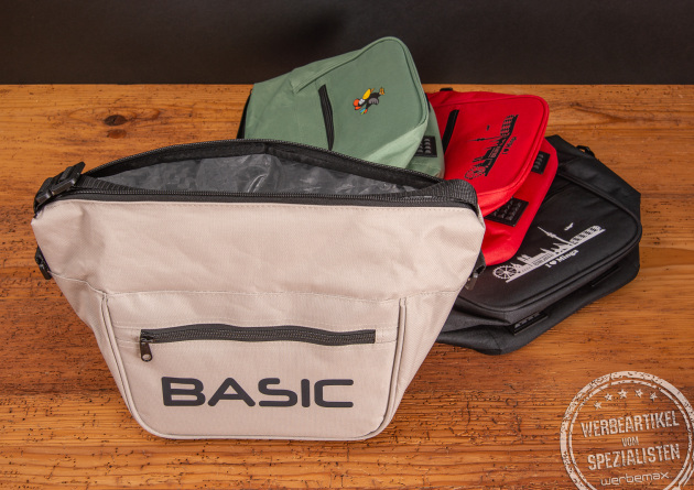 Lunchbag in weiß, mit Logodruck. Die weiße Kühltasche mit guter Polsterung kann im Handumdrehen am Fahrradlenker befestigt werden. 