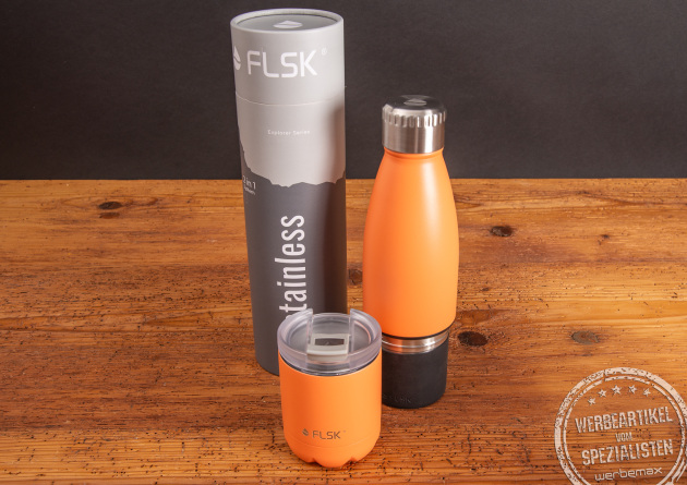 Orangefarbene FLSK Thermoflasche mit Becher als Mitarbeitergeschenk mit Logogravur