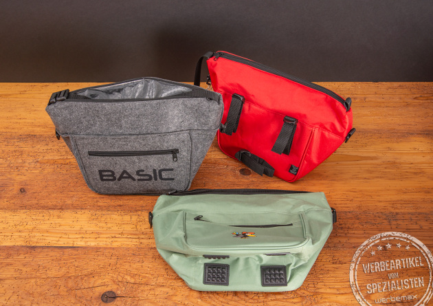 Kühltasche für Outdoorfans, Lunchbag in den Farben grau, rot und weiß als praktische Kühltasche mit Fahrradbefestigung. Hier mit großem Logodruck in schwarz auf der grauen Lunchbag. 