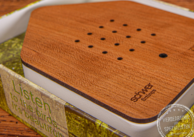 Zwitscherbox mit graviertem Logo Referenz Schwer Fittings.