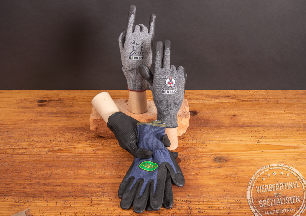 Unterschiedliche Arbeitshandschuhe mit Logodruck als Werbeartikel.