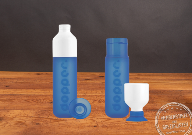 Zwei blau-wei&szlig;e Dopper Trinkflaschen als nachhaltige Werbeartikel.