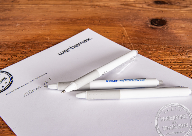 Wegradierbarere Kugelschreiber Frixion Clicker von Pilotpen. Eine Innovation in punkto Schreiben. Dank thermosensitiver Tinte einfach wegradierbar. Perfekt für Schüler, Studenten und Bewwerber.