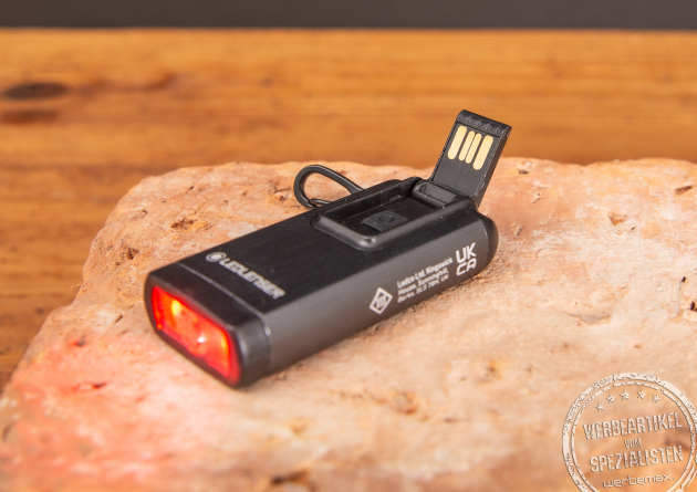 LED Lenser Schlüsselbundleuchte mit rotem und weißem Licht. 