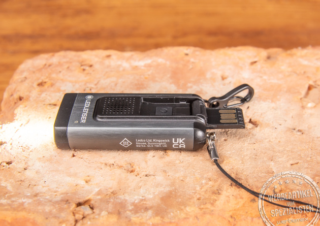 Taschenlampe von LED Lenser zum wiederaufladen via USB-Anschluss der praktisch an der Taschenlampe ausklappbar ist. 