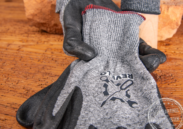 Logodruck auf Arbeitshandschuhen für Handwerker.