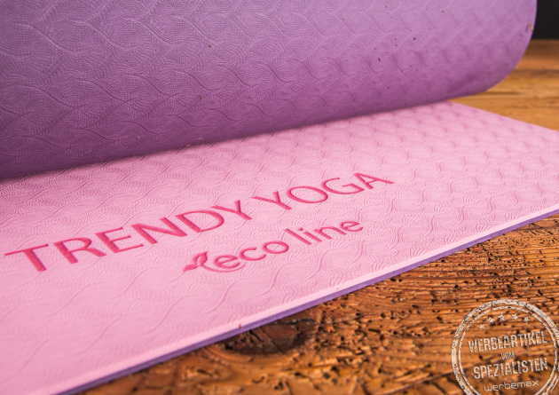 Detailansicht der Yogamatte Ecoline in Rosa. Mit Logo bedruckt als hochwertiges Kunden- oder Mitarbeitergeschenk für Gesundheit, Ausgeglichenheit und Fitness.