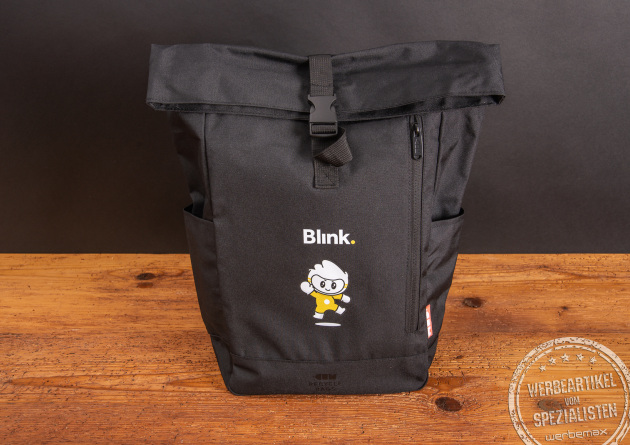 Schwarzer Rolltop-Rucksack mit Logodruck als Werbeartikel.