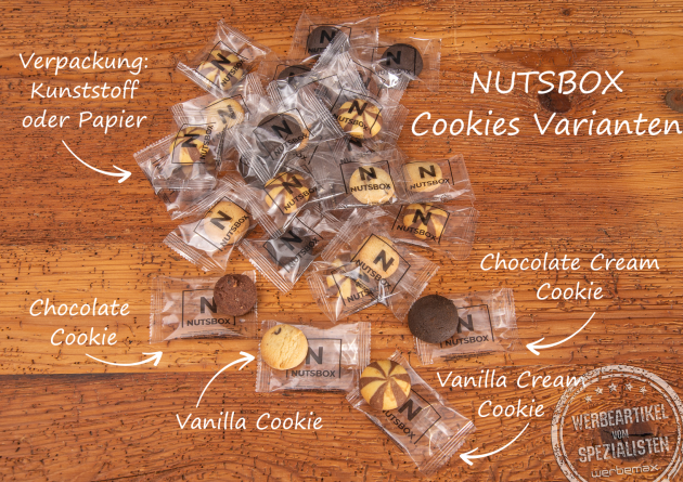 Leckere Cookies, einzeln verpackt im Flowpack als g&uuml;nstige Streuartikel, zur Messebewirtung oder f&uuml;r Tagungen mit Detailbeschriftung auf Holztisch. 