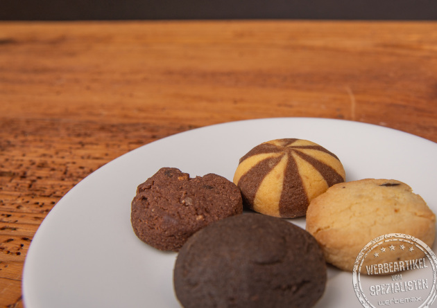 Leckere Cookies in 4 Sorten mit Vanille und Schokogeschmack in einer Einzelverpackung mit Logodruck. 