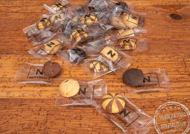 Einzeln verpackte Cookies mit Logodruck auf der Verpackung. Als günstige Streuartikel für Messen und Events. 
