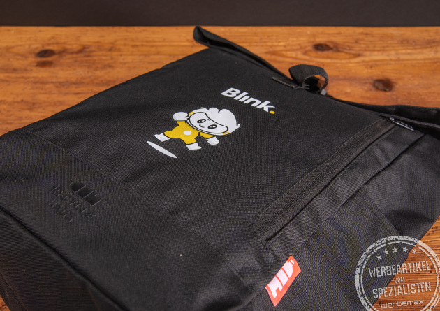 Schwarzer Rolltop-Rucksack mit Logodruck als Werbeartikel.