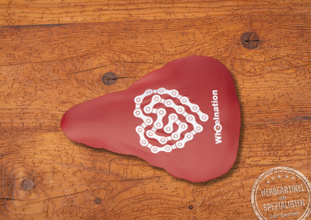 Roter Sattelschoner mit Logodruck als Werbeartikel.