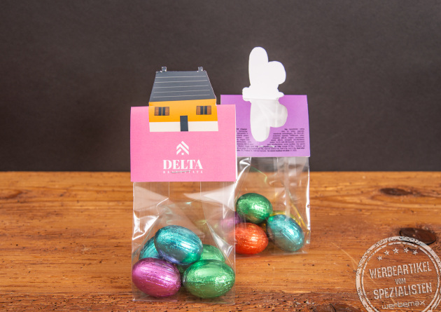 Bunte Schokoladeneier in einer transparenten Blockt&uuml;te. Der Kartonheader in Hausform ist ein besonderer Hingucker. 