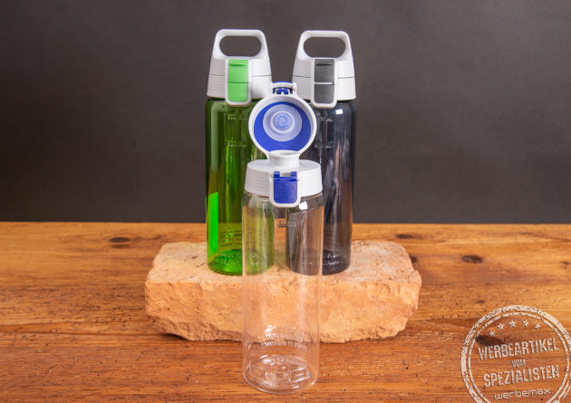 Trinkflasche aus Tritian von SIGG in den Farben gr&uuml;n, transparent und grau. Jetzt mit neuem Verschluss und Logodruck als hochwertiges Mitarbeitergeschenk