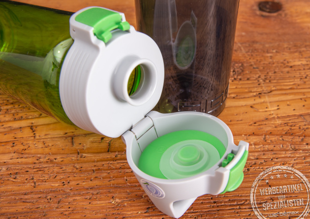 Nahaufnahme des neuen Verschlusses von SIGG. Die Total Color Trinkflasche 0,6l mit Logodruck