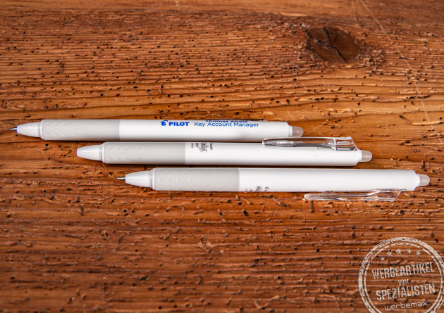 Weißer Frixion Clicker no Print in weiß mit einer gummierten Griffzone. Der leichtschreibende Kugelschreiber mit wegradierbarer Tinte ist ein Highlight für Bewerbermessen, Azubimarketing und als Geschäftsausstattung.
