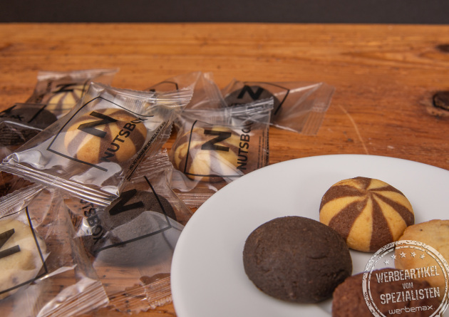 Runde Cookies mit Logoverpackung, einzeln verpackt als Messesnack, Giveaway oder g&uuml;nstige Streuartikel ausgepackt auf Teller.