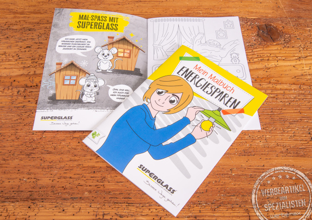 Individuelles Malbuch DIN A5 mit Logo als Werbeartikel &ndash; Beispiel f&uuml;r bedrucktes Kindermalbuch mit 12 Seiten auf Holztisch.